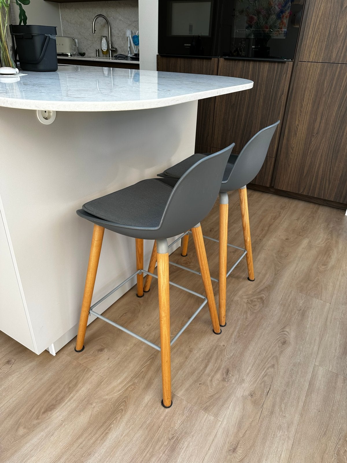 2 Albert Kuip barkrukken, 65 cm, grijs, Huis en Inrichting, Barkrukken, Ophalen, Kunststof, Met voetsteun, 60 tot 90 cm