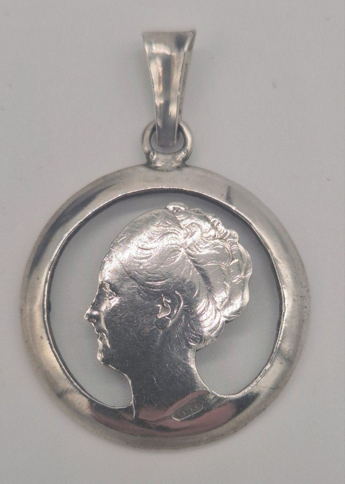 Zilveren hanger met 1938 Koningin Wilhelmina munt, Gebruikt, Overige voorstellingen, Verzenden, Zilver