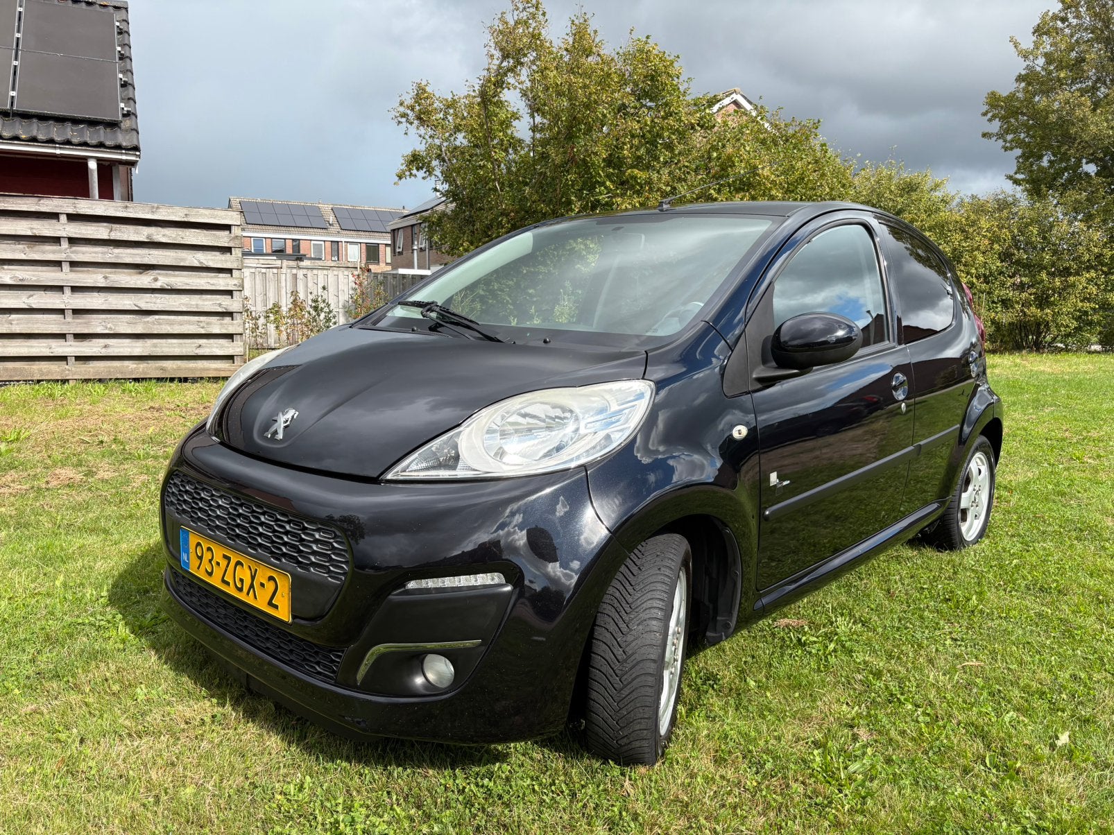 Peugeot 107 1.0 12V 5DR 2012 Zwart black&silver airco, Auto's, Voorwielaandrijving, Zwart, 4 stoelen, Origineel Nederlands