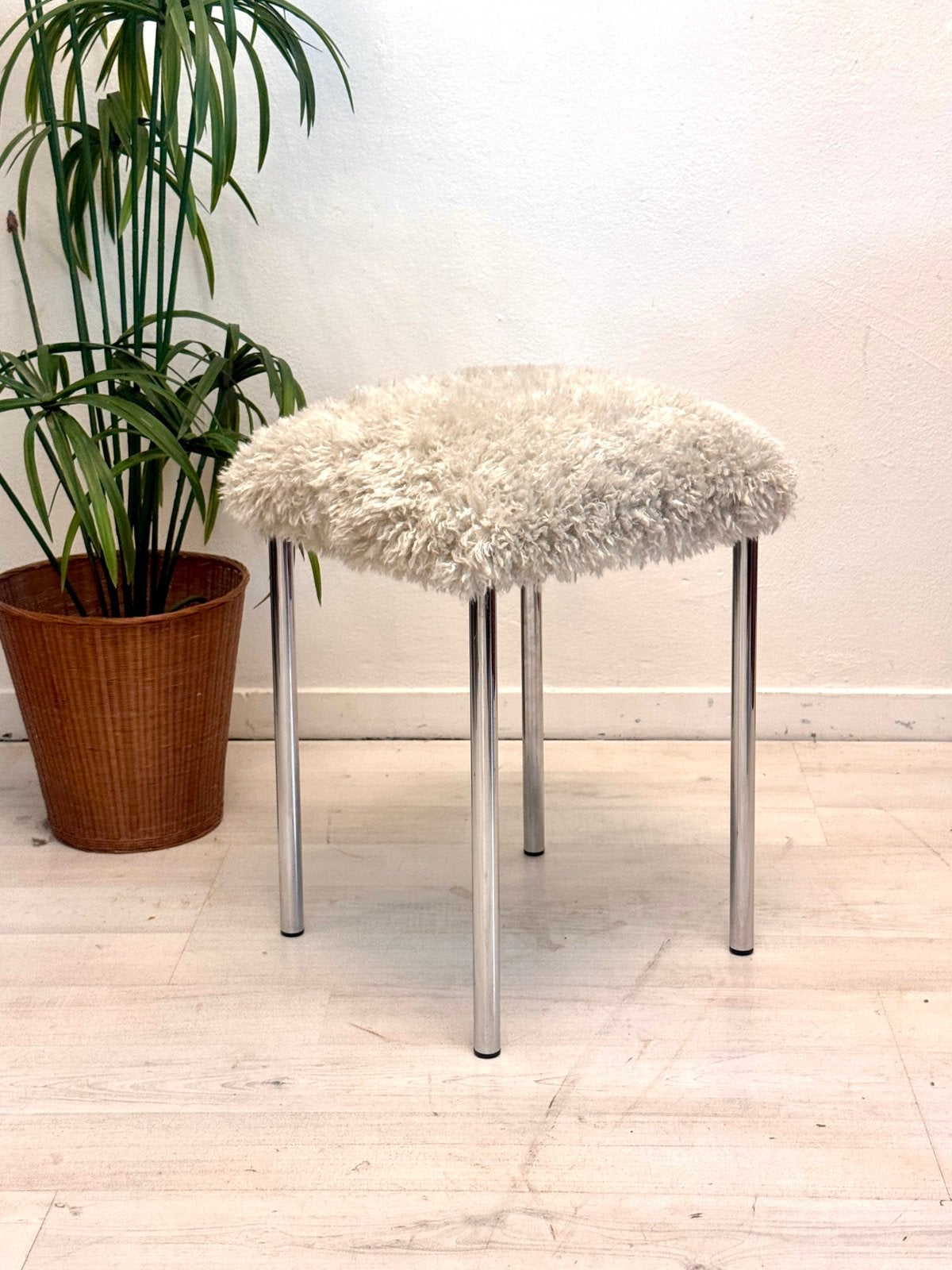 Vintage buisframe krukje met fluffy vachtbekleding, Ophalen of Verzenden, Zo goed als nieuw, X, IJzer