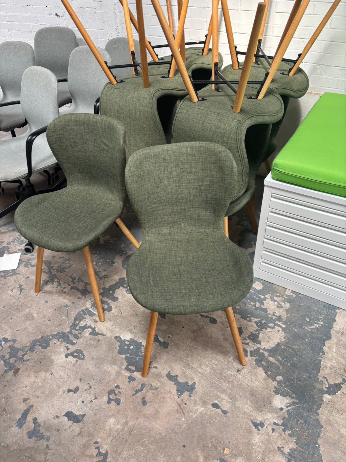 10x olijfgroene kuipstoelen - 45x50x45H, Ophalen, 1025xe, Zo goed als nieuw, Re