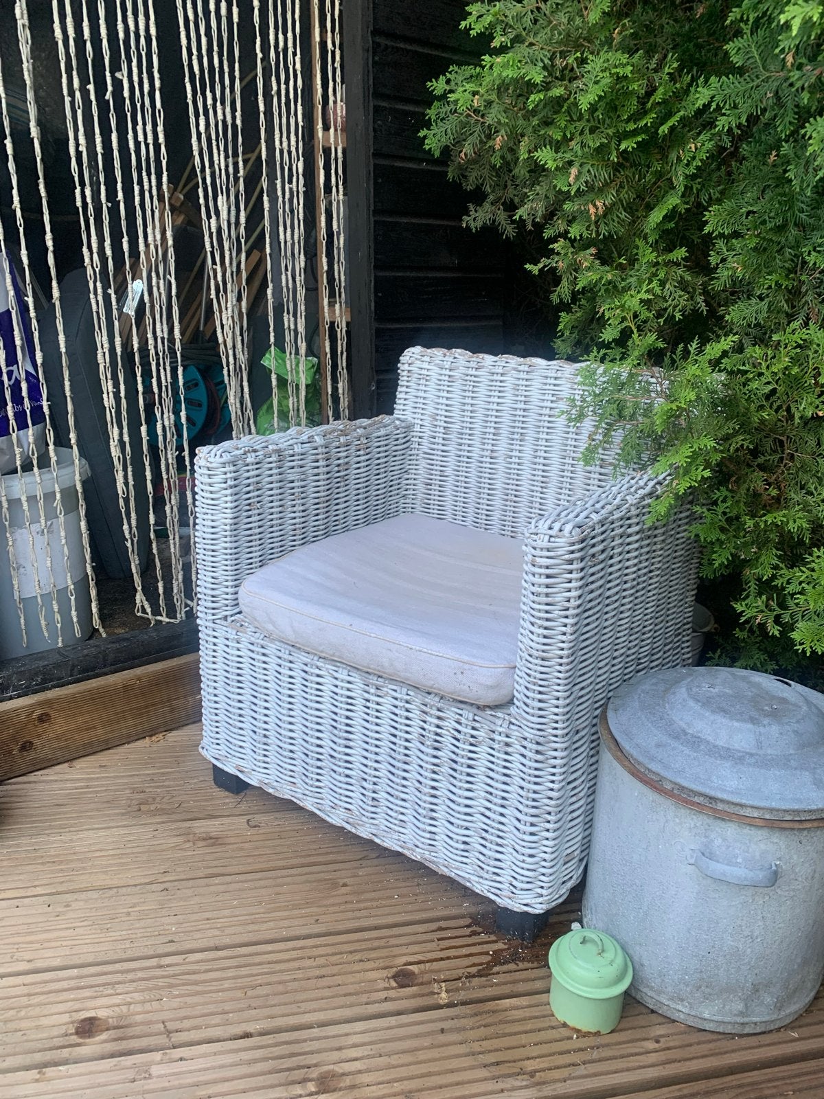 Gratis!! Witte rieten stoel met kussen, Huis en Inrichting, Ophalen, Gebruikt, Wit, Riet of Rotan