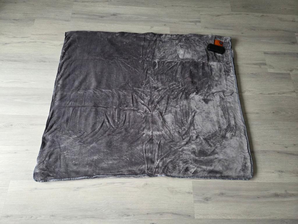 Luxe draadloze warmte Deken / Plaid Grijs Nikki Amsterdam, Huis en Inrichting, Woonaccessoires | Plaids en Woondekens, Nieuw, Ophalen