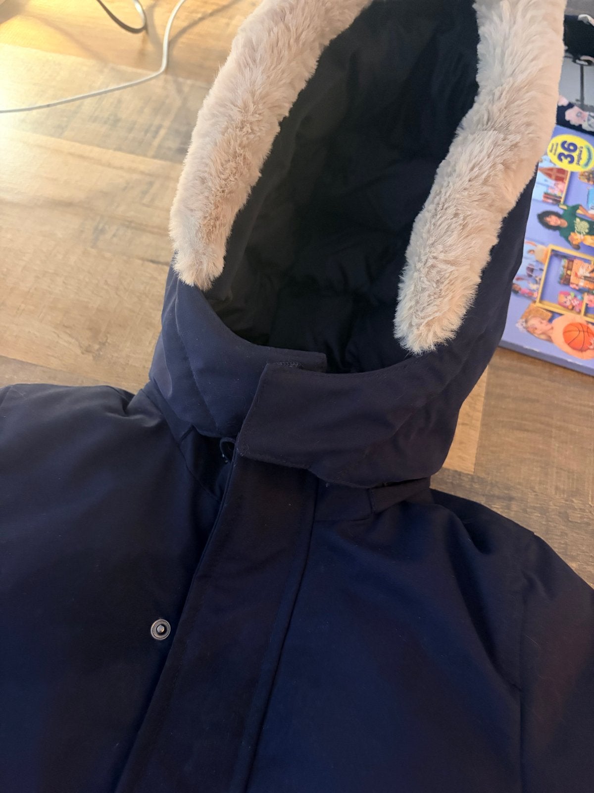 Guess winterjas met capuchon en bontkraag, Ophalen of Verzenden, Zo goed als nieuw, Jongen, Jas