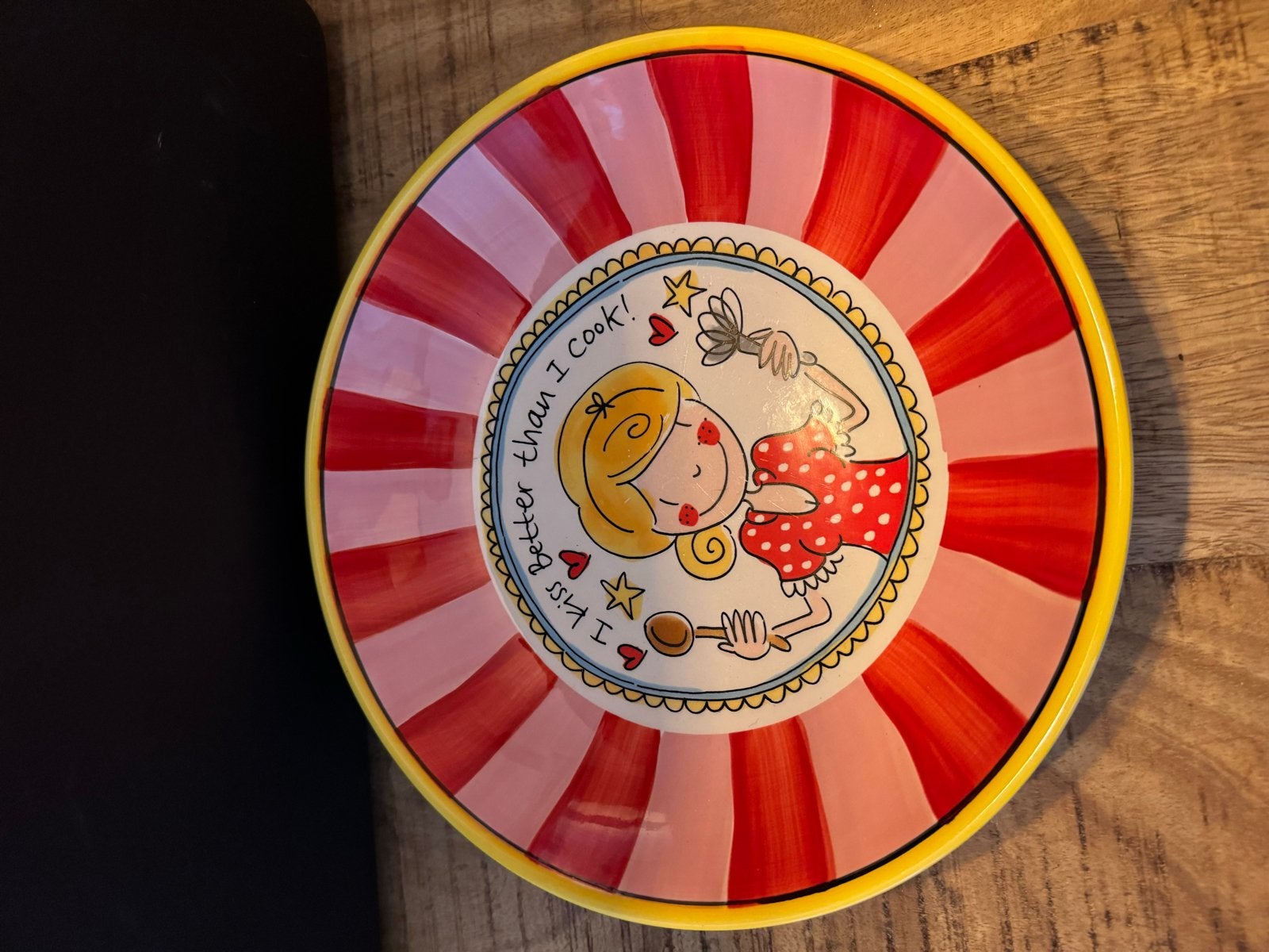 Leuk blond amsterdam met Tekst 'I Kiss Better Than I Cook!', Ophalen, Keramiek, Zo goed als nieuw, Bord(en)