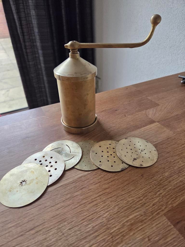 Brass Chakli/Sev Maker with 6 different plates, Ophalen