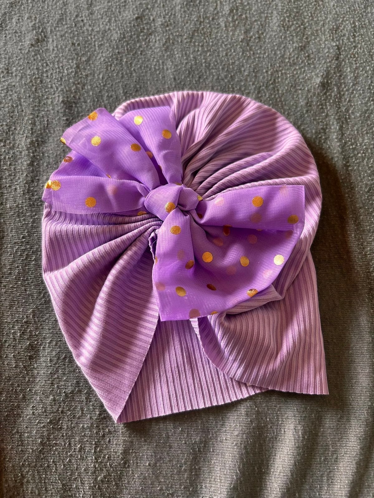 Paarse babymuts met strik en gouden stippen, Kinderen en Baby's, Meisje, Nieuw, Ophalen of Verzenden, Maat 68