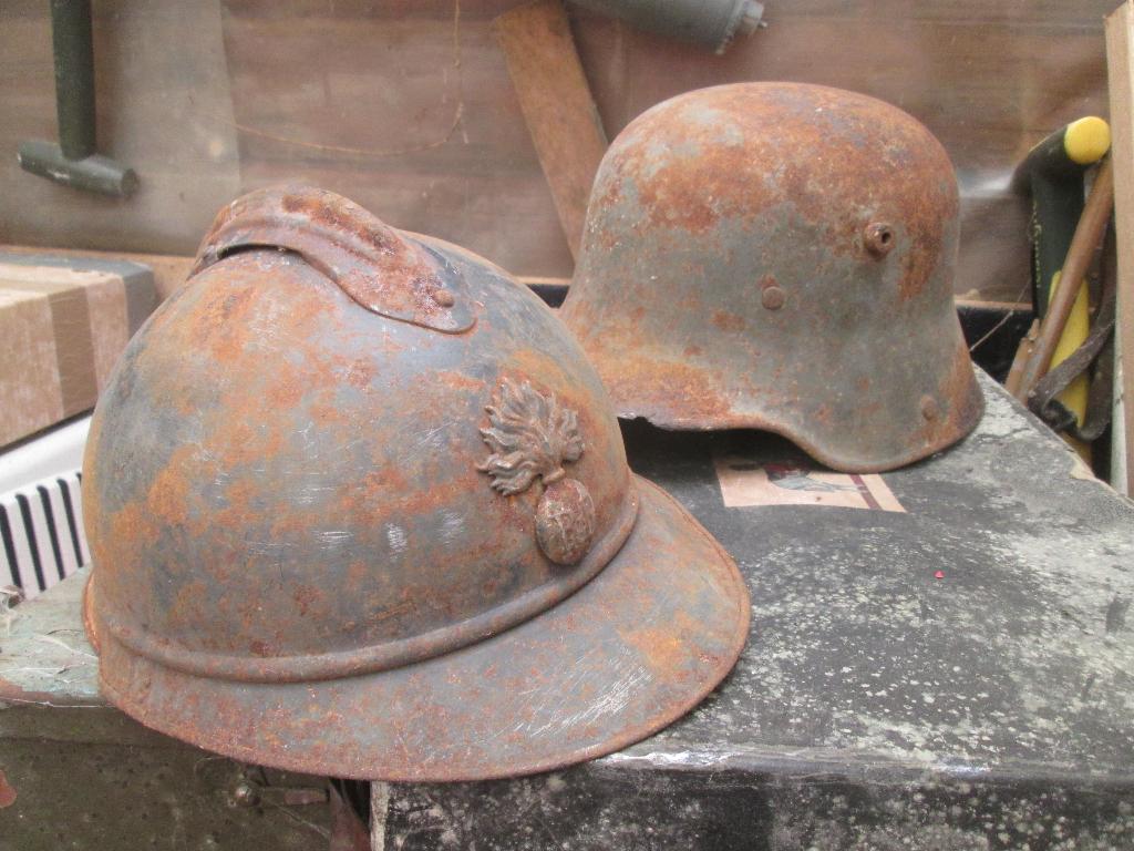 Zeldzame schuurvondst Franse en Duitse helm 1916 origineel, Verzamelen, Militaria | Algemeen, Ophalen of Verzenden, Landmacht