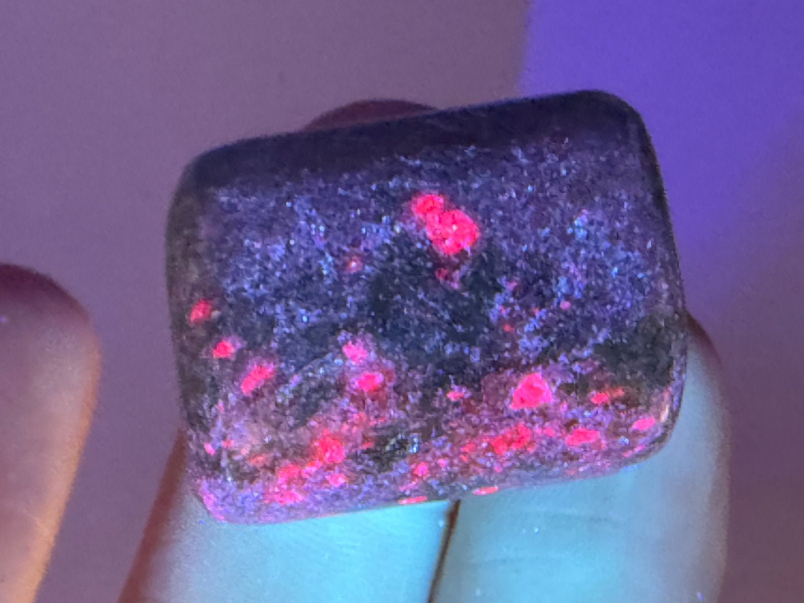 26 Fluorescerende Robijn in Fuchsiet edelsteen mineraeln, Ophalen of Verzenden, Mineraal