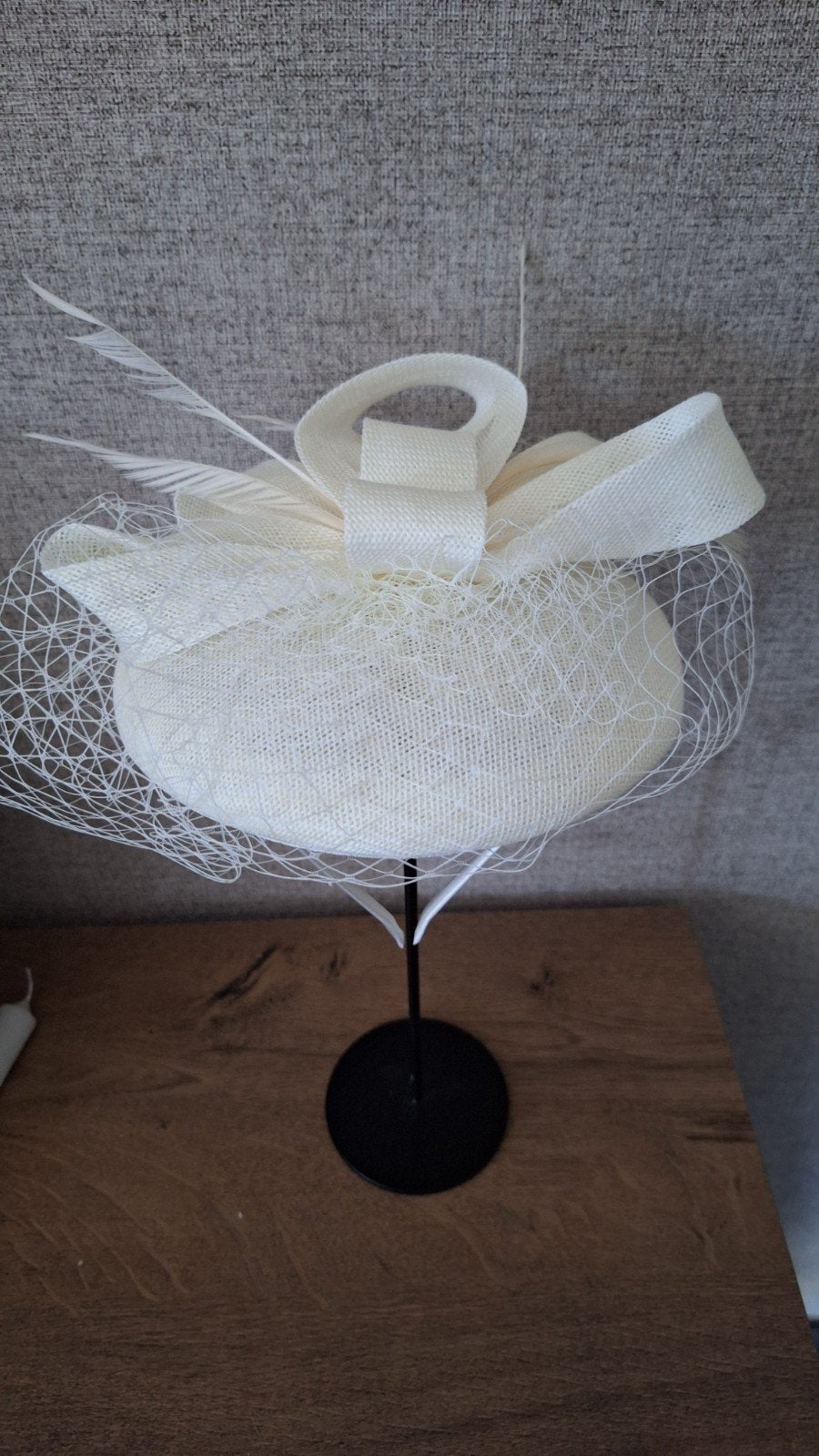Crème Fascinator met Netje en Veren, Hoed, One size fits all, Ophalen of Verzenden, Onbekend