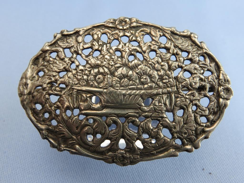 Zilveren antieke broche met florale versieringen 19e eeuw, Sieraden, Tassen en Uiterlijk, Antieke sieraden, Ophalen of Verzenden