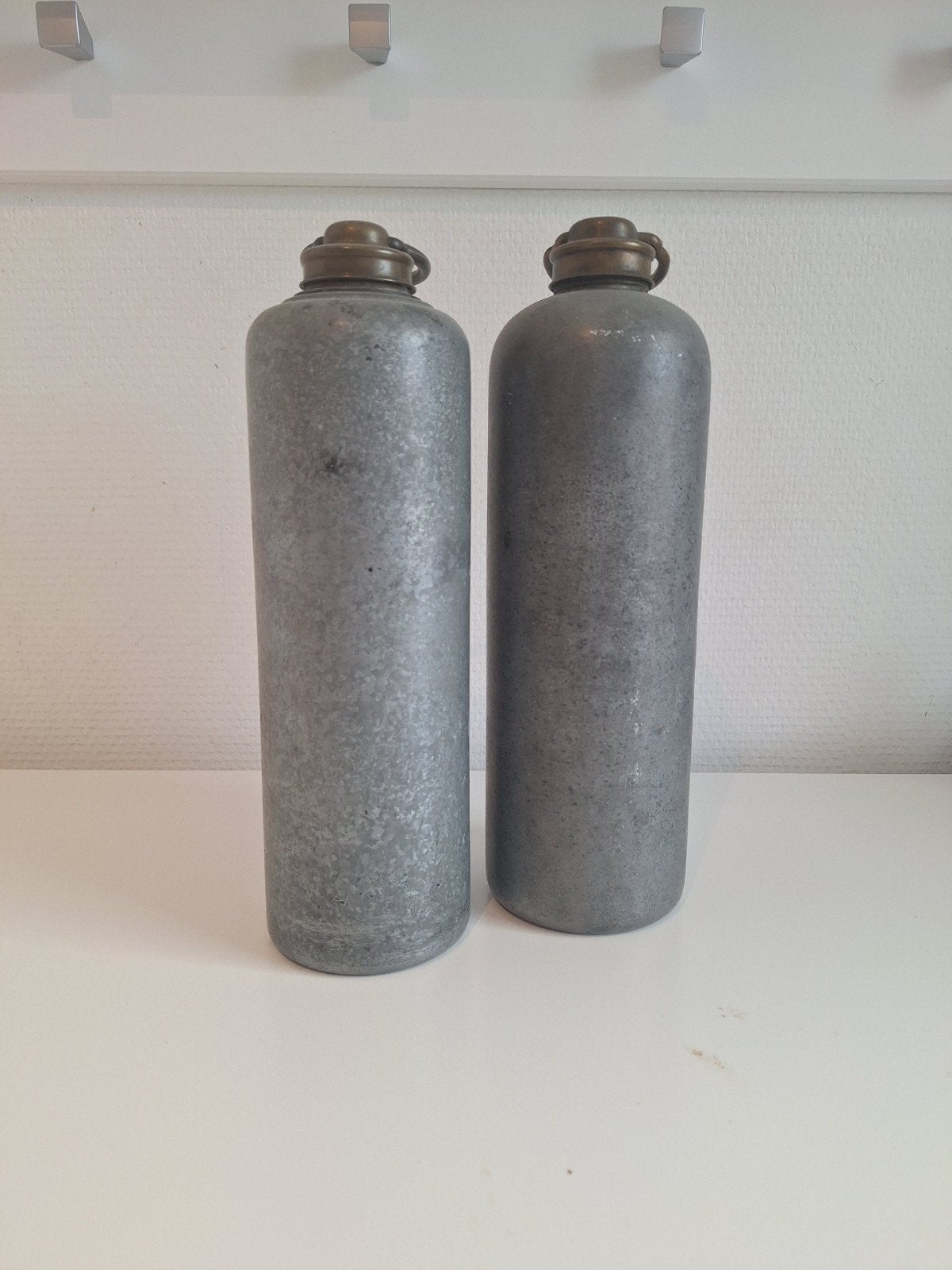 2 oude ijzeren kruiken, Ophalen of Verzenden