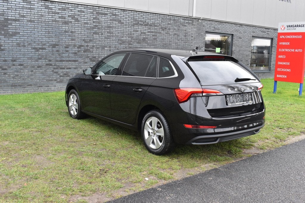 Skoda Scala 1.0 TSI Ambition Automaat Carplay Navigatie Fron, Auto's, Skoda, 12 maanden, Gebruikt, 610 kg, Zwart