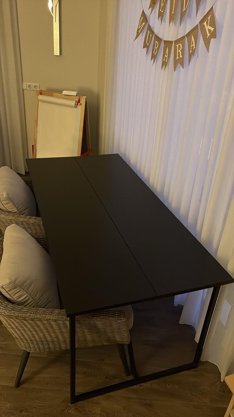 GRATIS! Strakke zwarte eettafel met metalen onderstel, Ophalen, 50 tot 100 cm, Zo goed als nieuw, Vijf personen of meer