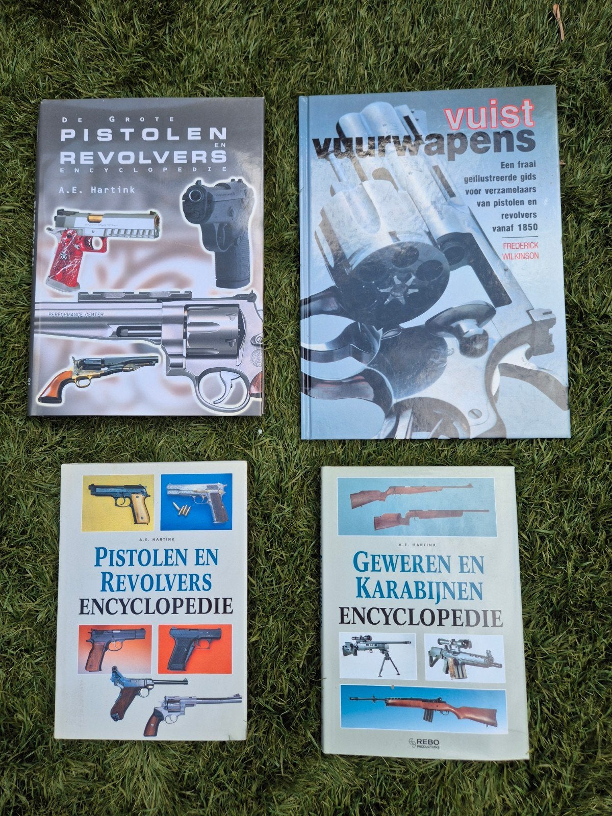 4 boeken over pistolen, revolvers, geweren en karabijnen, Gelezen, A.E. Hartink, Frederick Wilkinson, Complete serie, Ophalen of Verzenden