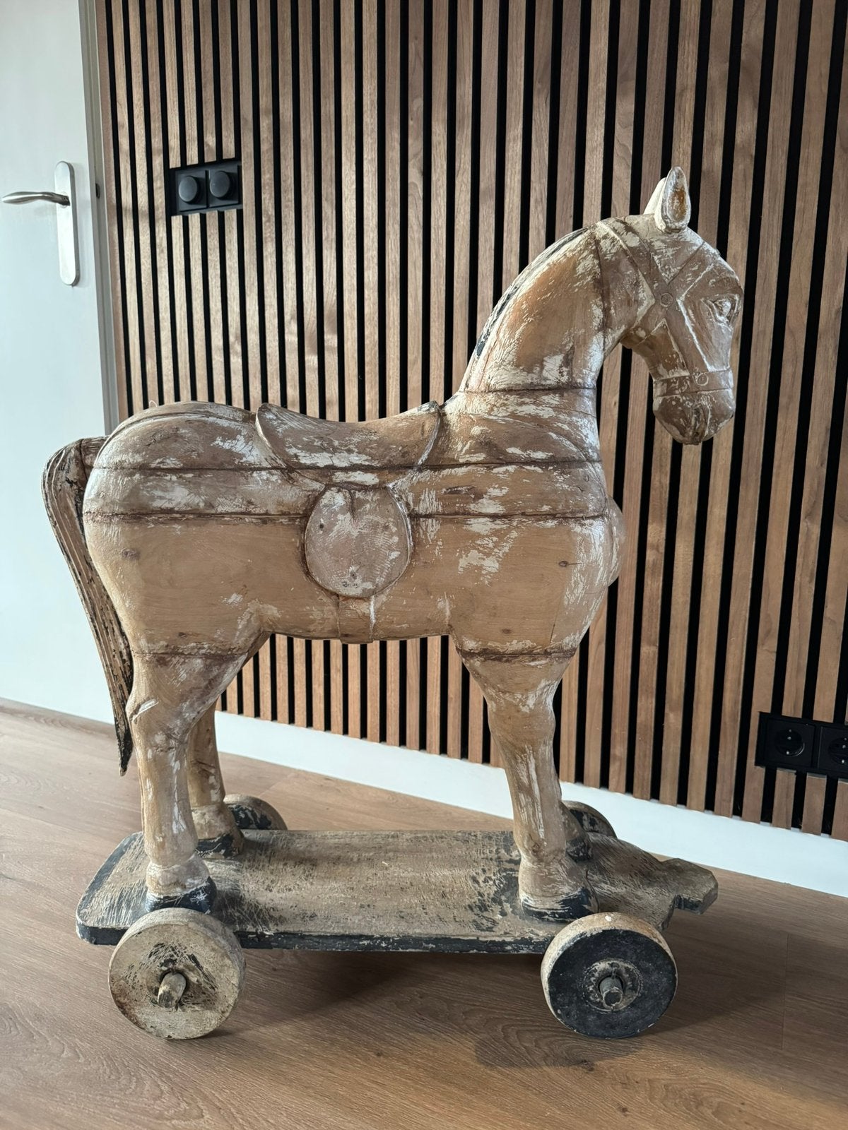 Zwaar houten paard, Ophalen