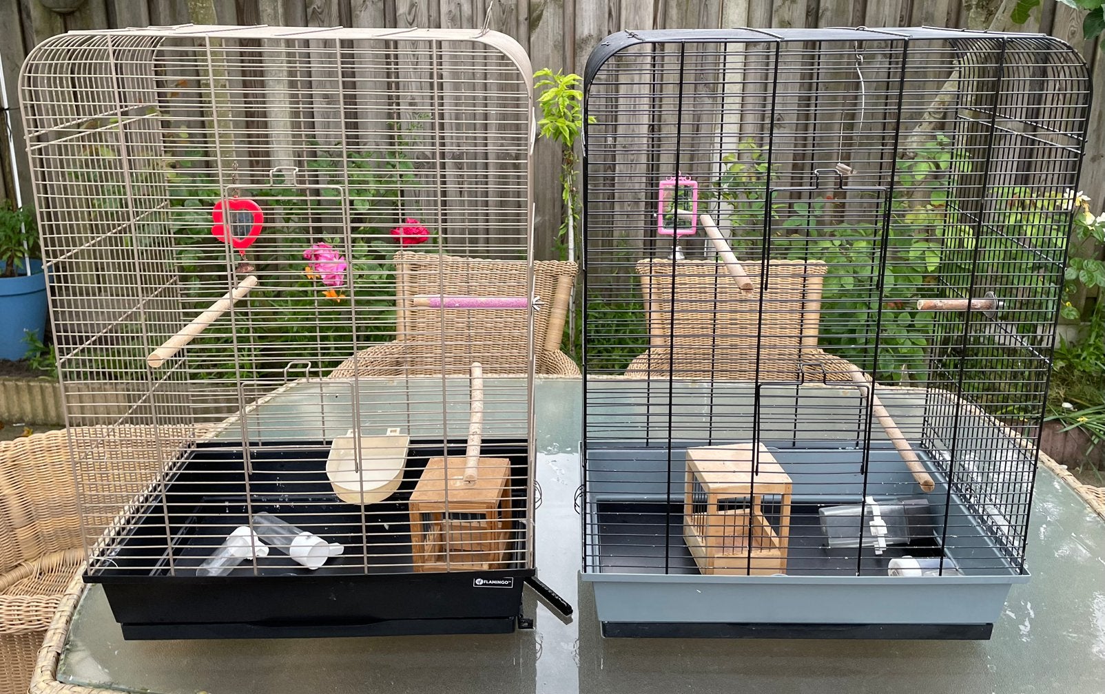 Mooi 2 grote vogelkooien met 2 nestkastjes en toebehoren, Ophalen, Gebruikt, Metaal, Vogelkooi