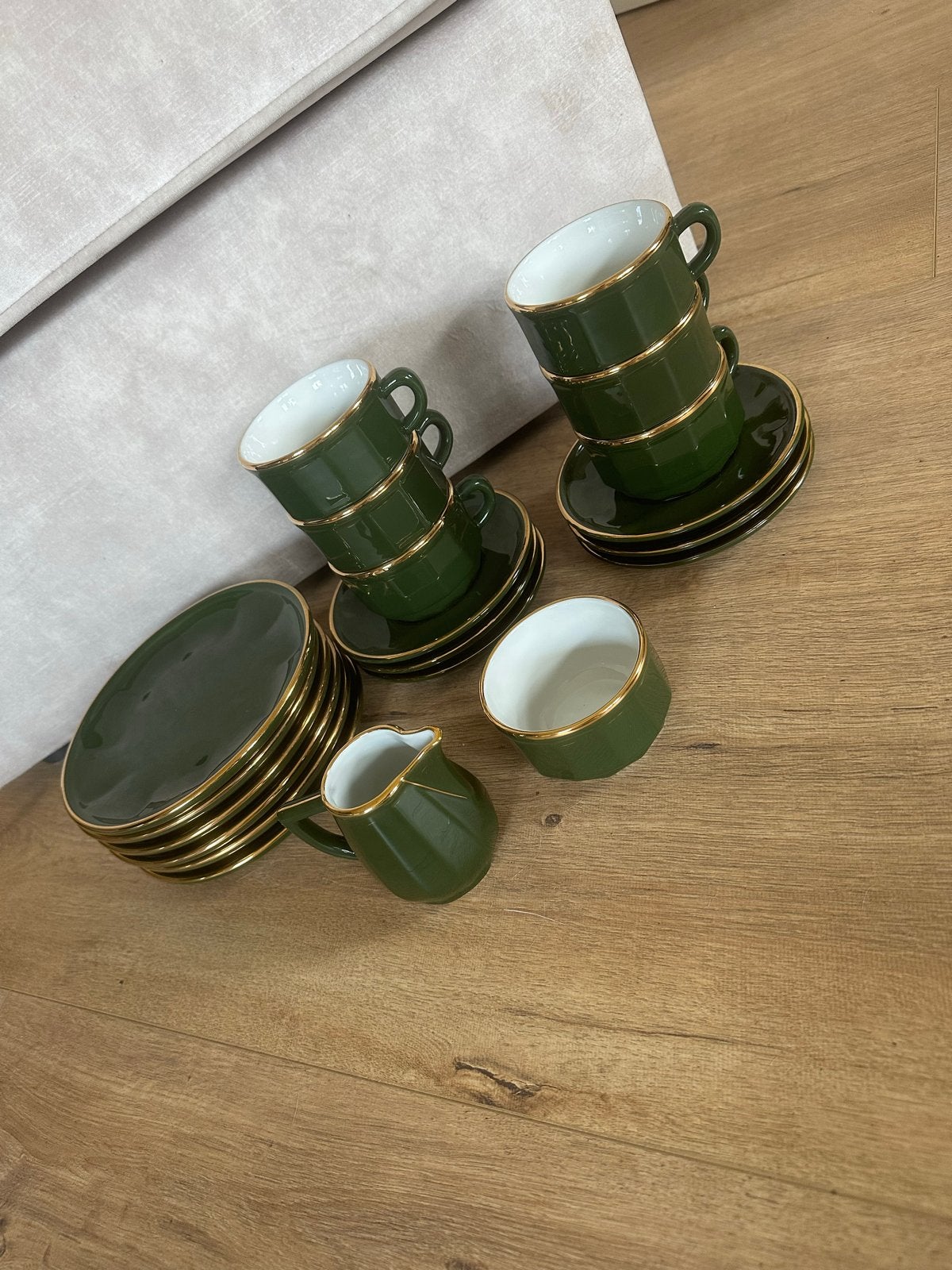 Apilco Porseleinen Servies - Groen met Gouden Rand, Huis en Inrichting, Keuken | Servies, Overige merken, Vintage, Ophalen of Verzenden