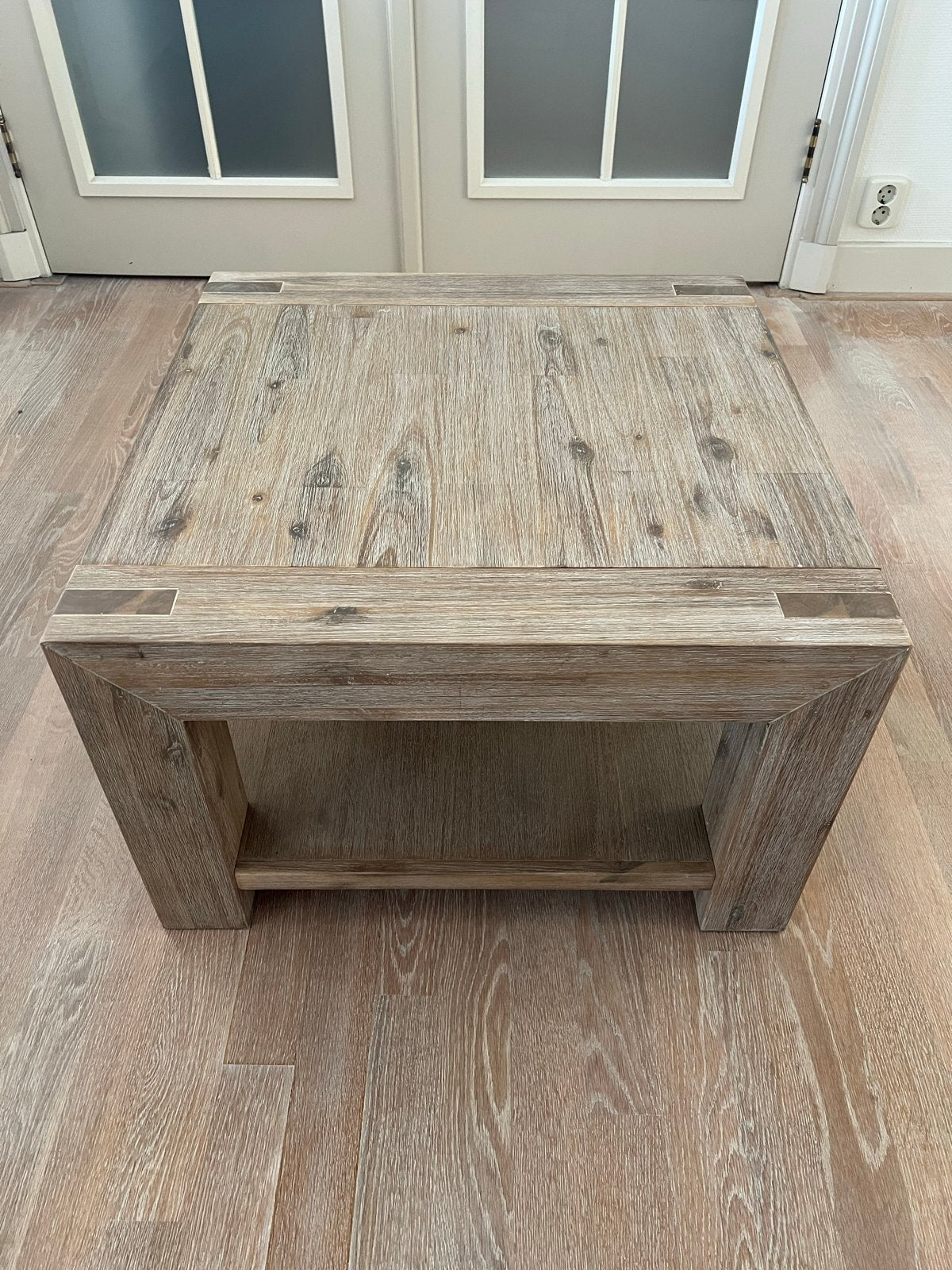 Salzburg Hoektafel van witgekalkt acaciahout, Huis en Inrichting, Tafels | Salontafels, Ophalen, 50 tot 100 cm, Vierkant, 50 tot 100 cm