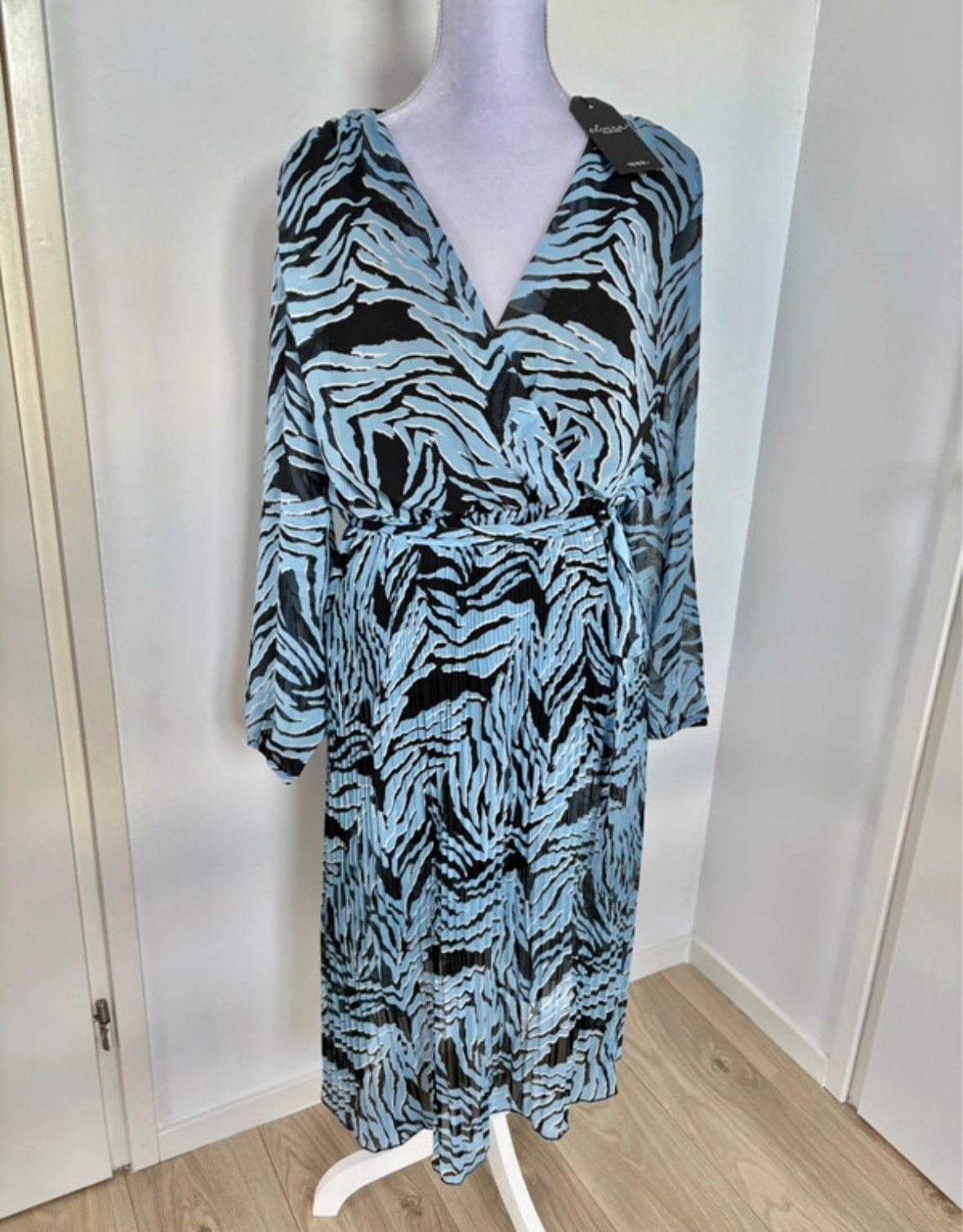 Nieuw mét kaartje! Lange Elvira plissé jurk - maat 44, Blauw, Maat 42/44 (L), Nieuw, Ophalen of Verzenden