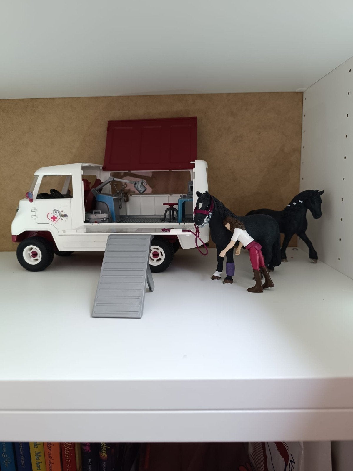 Schleich Paardenpraktijk met paarden en accessoires, Ophalen of Verzenden, Zo goed als nieuw
