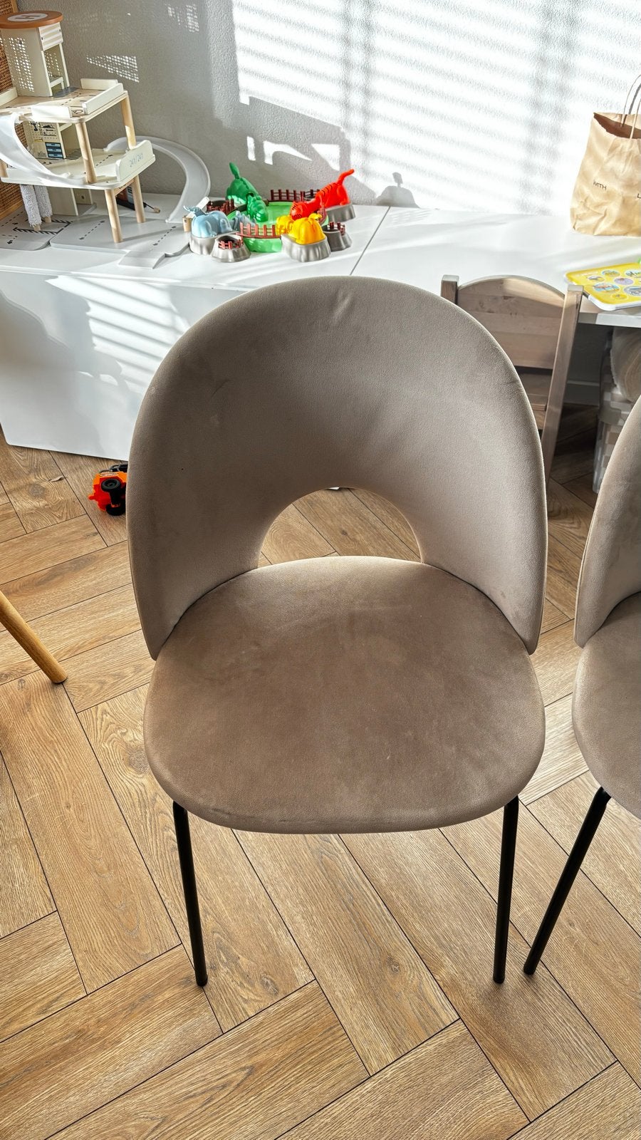 Set van 6 beige fluwelen eetkamerstoelen, Huis en Inrichting, Ophalen, Gebruikt, Overige kleuren, Drie