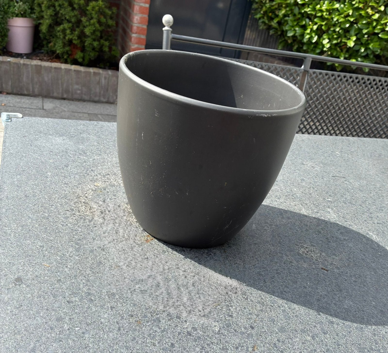Grijze bloempot - stijlvol en veelzijdig, Kunststof, Gebruikt, Rond, Binnen