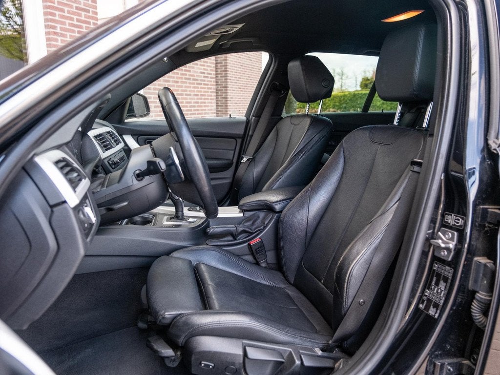 BMW 3-serie Touring 320i Upgrade Edition Automaat | Volleder, Auto's, Automaat, Achterwielaandrijving, Gebruikt, 4 cilinders
