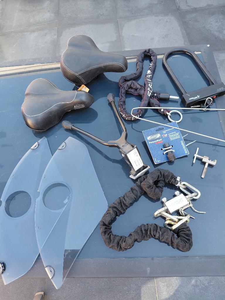 Div. reparatie en fietsonderdelen, Ophalen