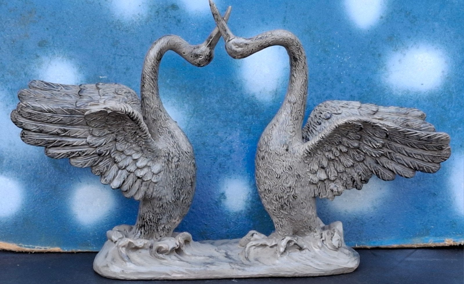 Baltsende kraanvogels.  33/21 cm. Polyresin oid., Ophalen, Zo goed als nieuw, Vogel, Beeldje of Figuurtje