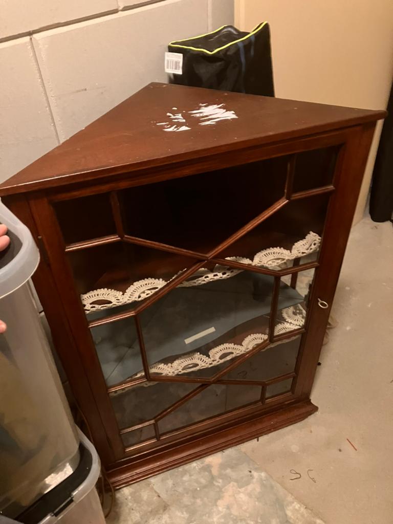 Houten vitrine hoekkastje met glazen deuren en spiegels, Ophalen, Gebruikt