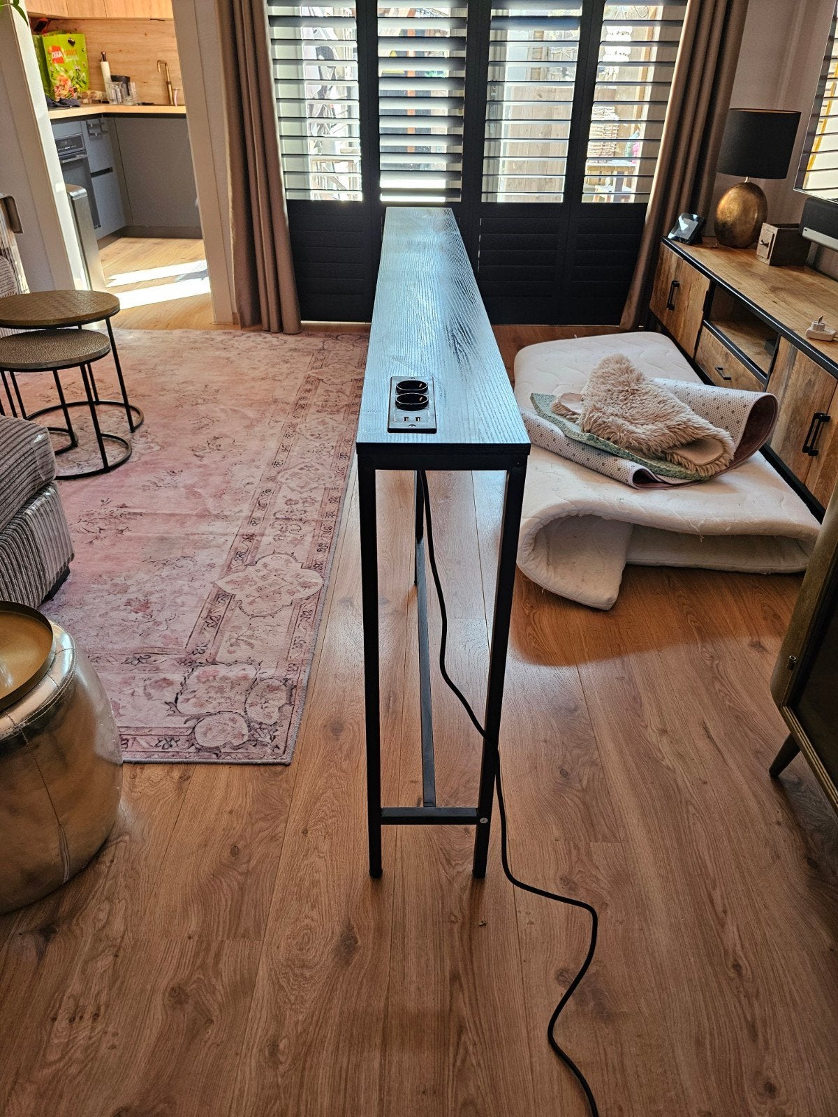 Lange smalle bijzettafel met stopcontacten en USB, Ophalen