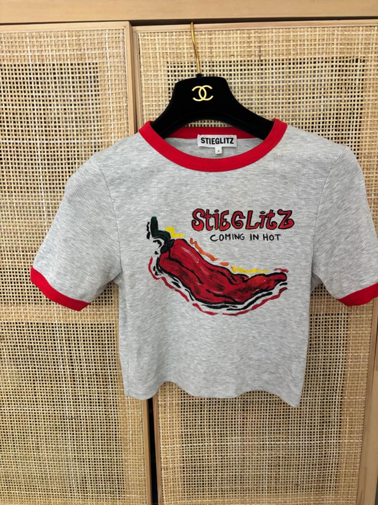 Stieglitz 'Coming in Hot' T-shirt met rode accenten, Kleding | Dames, T-shirts, Ophalen, Zo goed als nieuw, Korte mouw, Maat 36 (S)