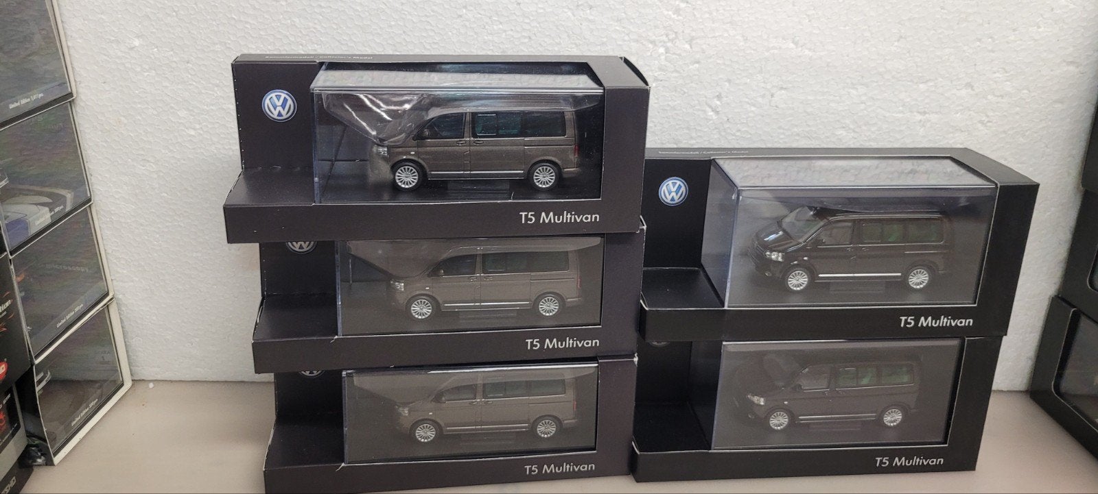 Minichamps VW T5 Multivan bruine en zwarte uitvoering, Ophalen of Verzenden, Nieuw, Auto, MiniChamps