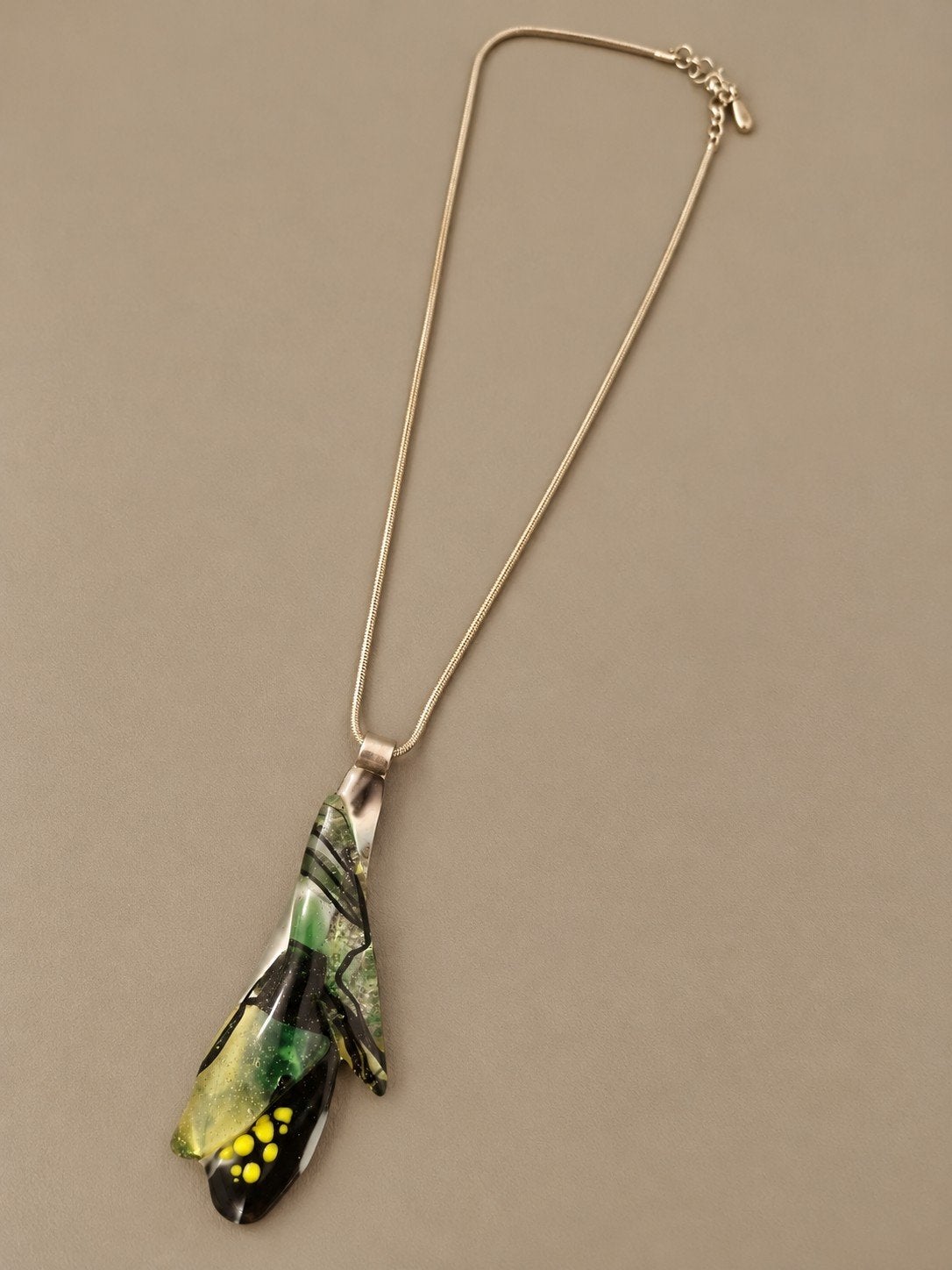 Vintage ketting met opvallende groen-zwarte hanger, Ophalen of Verzenden, Groen, Overige materialen