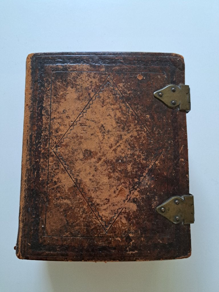 Antieke Bijbel, leer met koperen beslag, 1854, Antiek en Kunst, Antiek | Boeken en Bijbels, Verzenden