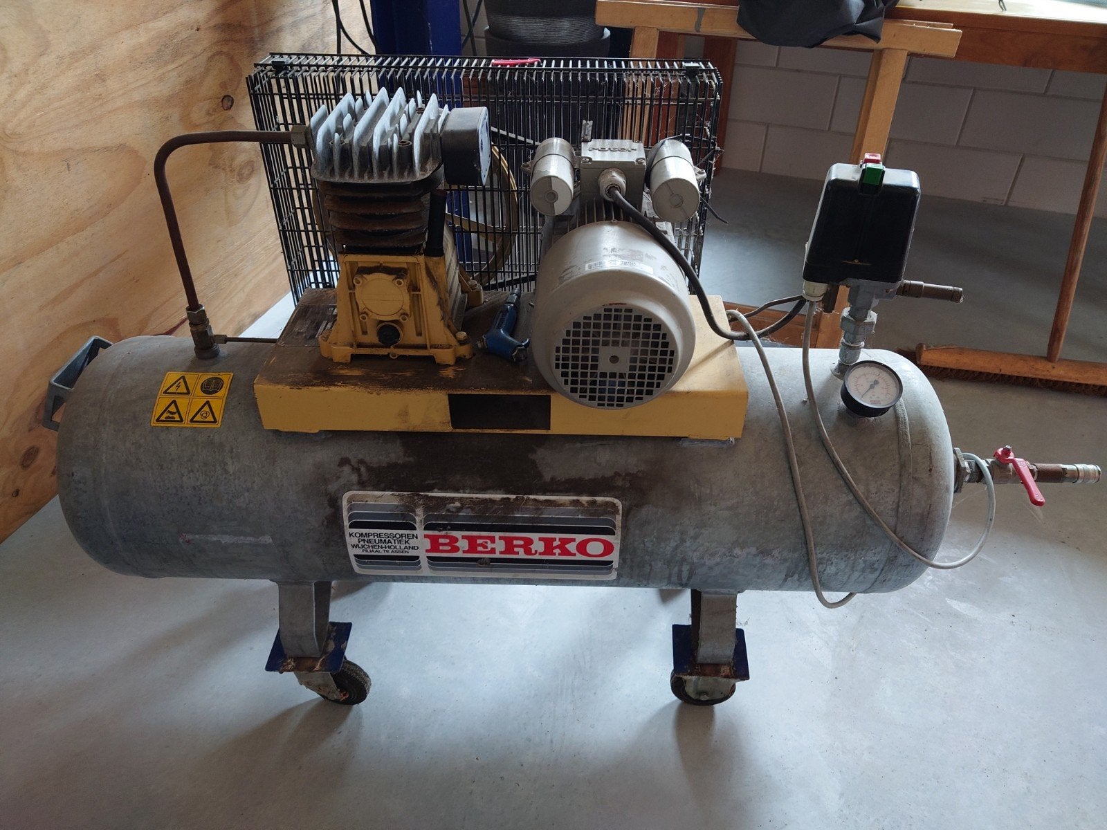 Professionele Berko compressor met complete toebehoren, Doe-het-zelf en Verbouw, Ophalen, Gebruikt, 400 tot 800 liter/min, Mobiel