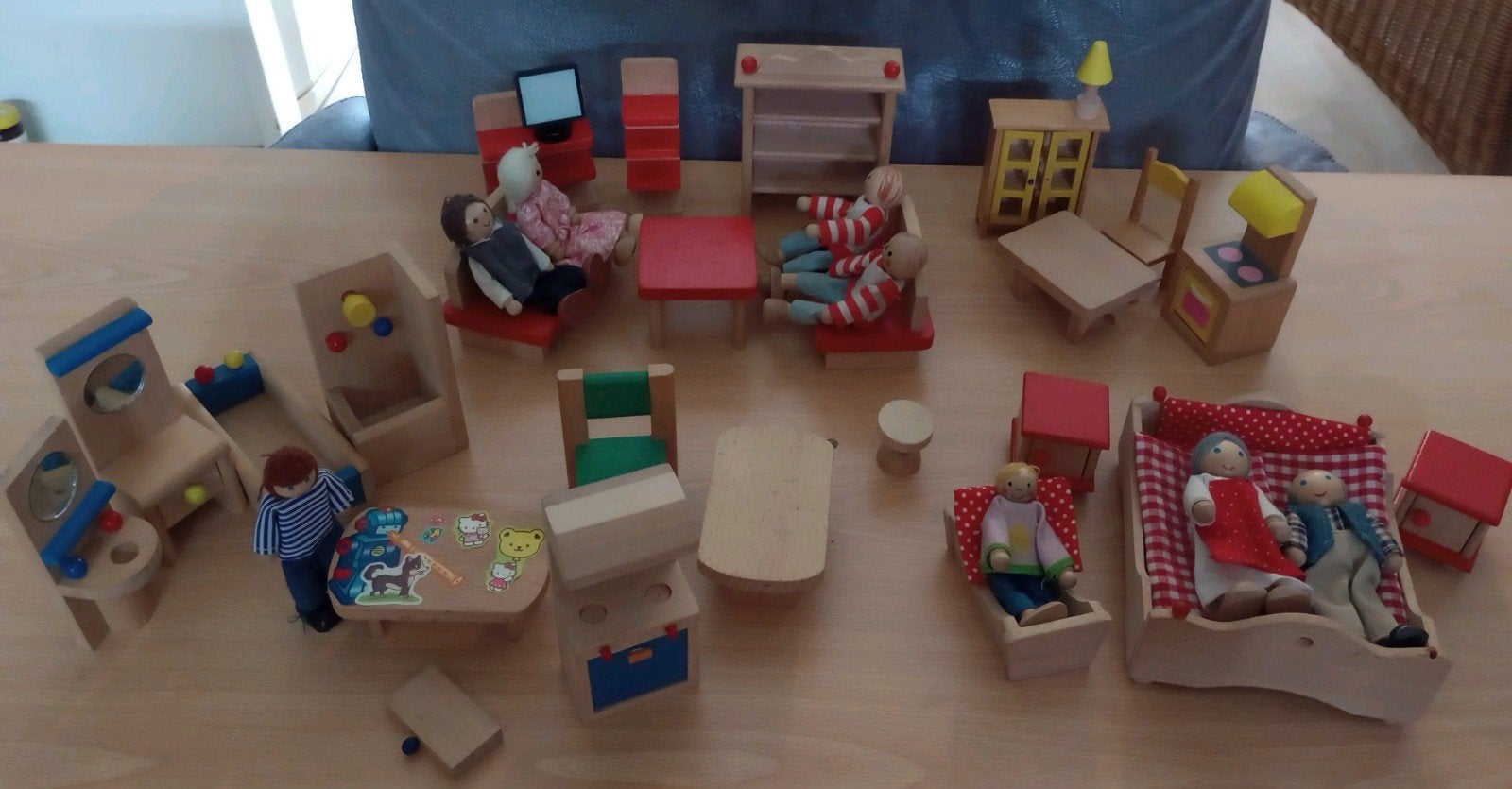 Houten Poppenhuismeubeltjes & Familie met poppetjes, Ophalen of Verzenden, Gebruikt, Meubelstuk of Keukentje