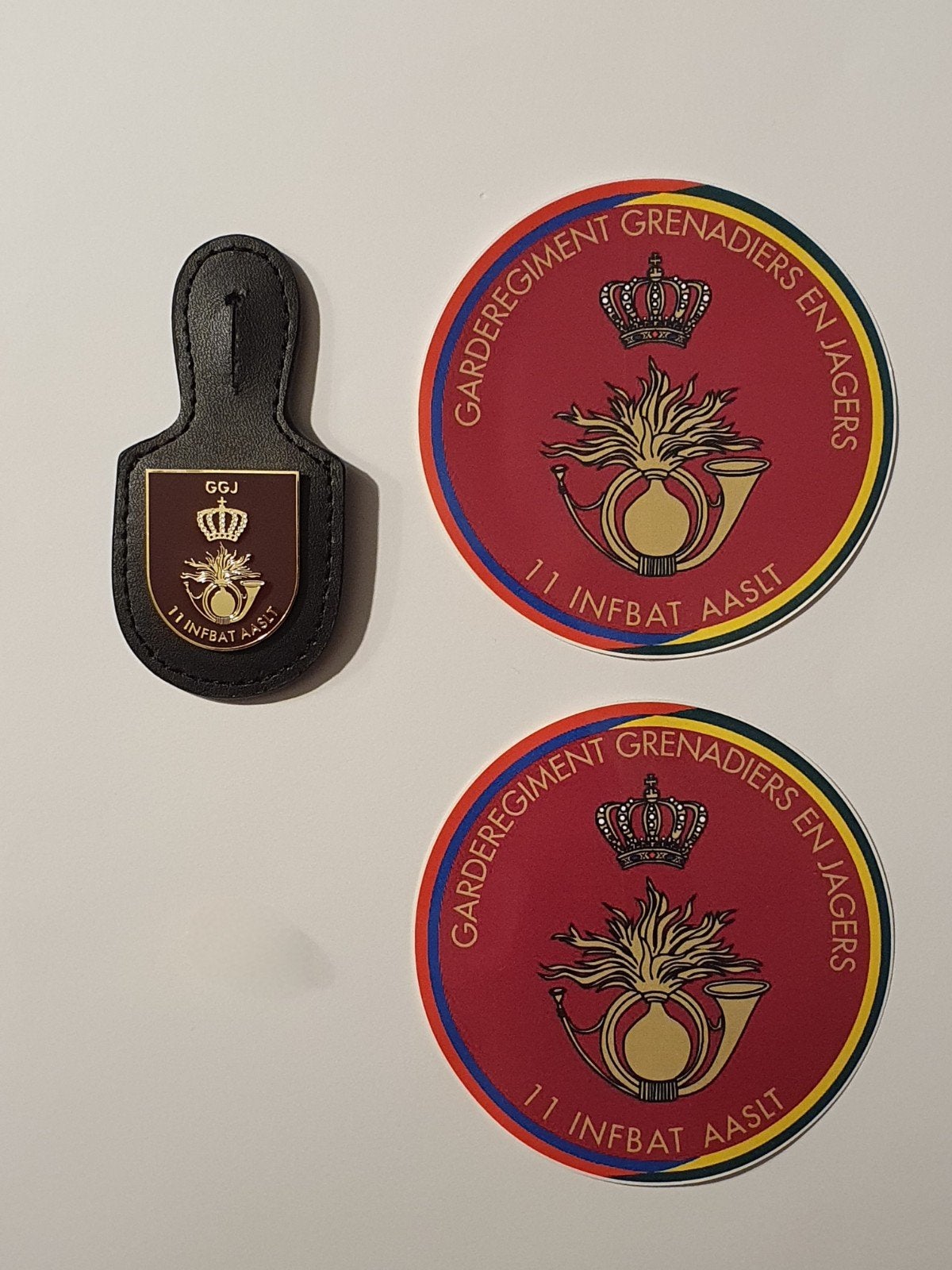 Borstzakhanger en Stickers Garderegiment Grenadiers Jagers, Verzamelen, Ophalen of Verzenden, Landmacht, Nederland, Embleem of Badge