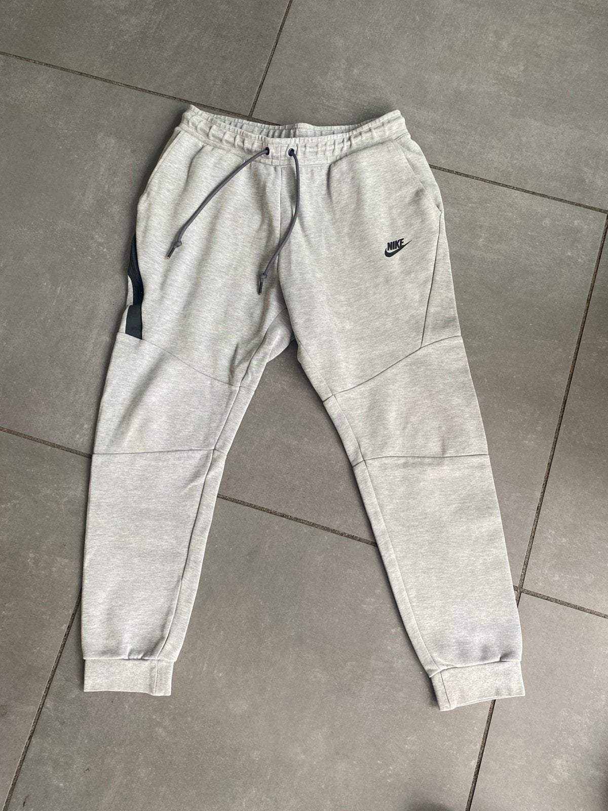 Nike tech broek, Ophalen of Verzenden, Zo goed als nieuw, Maat 48/50 (M), Grijs
