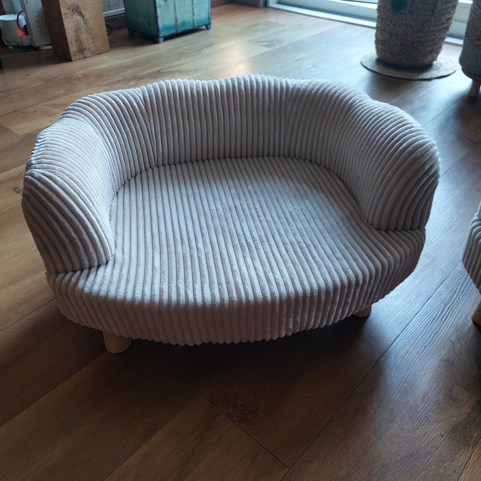 2 bankjes/mandjes beige op pootjes voor kat, hond of kind :), Dieren en Toebehoren, Kattenmanden, Nieuw, Pluche, Ophalen