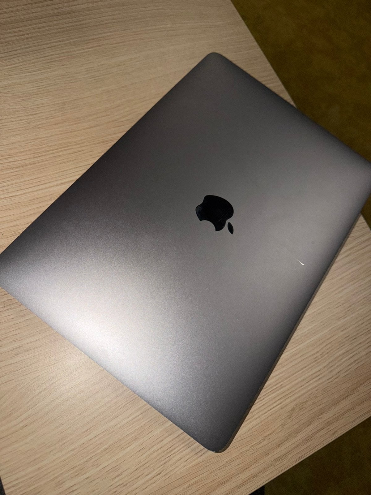 Foto 3 van MacBook Pro 13" 2019 Touch Bar i5 8GB 256GB SSD - Spacegrijs