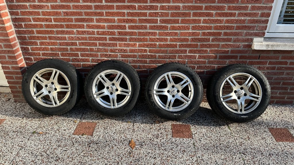 Winterbanden met lichtmetalenvelgen en bescherm/draaghoezen, Auto-onderdelen, Ophalen, Gebruikt, 15 inch, Banden en Velgen