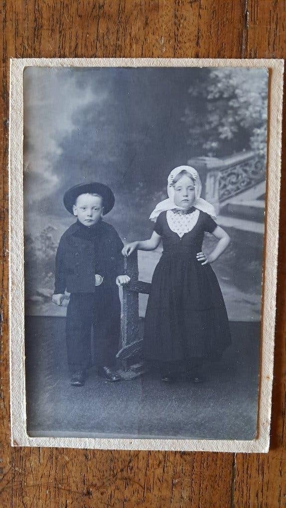 fotokaart zeeland klederdracht kinderen jongen en meisje, Ophalen of Verzenden, Voor 1940, Zo goed als nieuw, Klederdracht