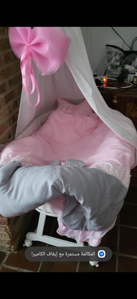 Schattig baby wiegje met roze bekleding en hemeltje, Ophalen