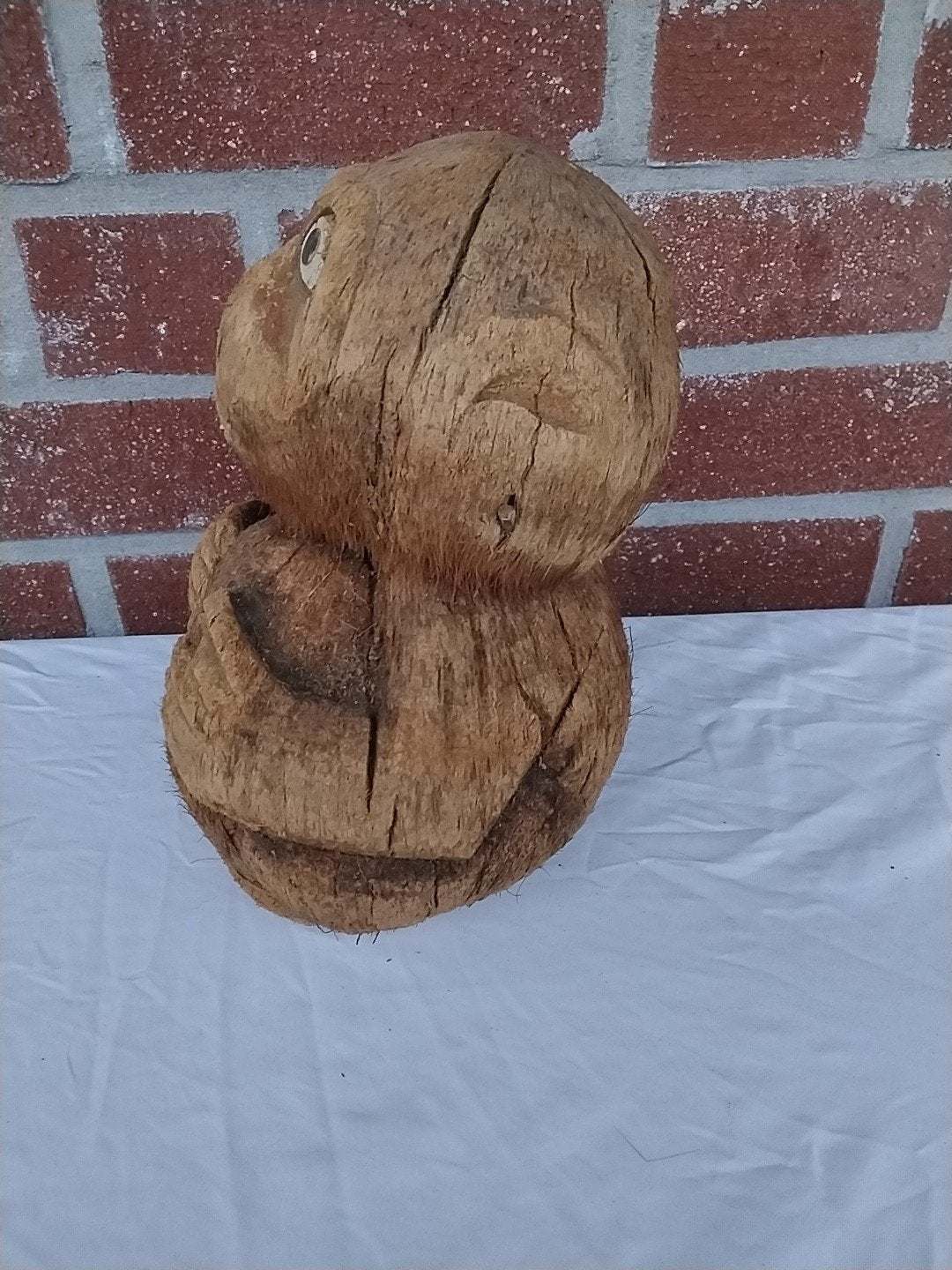 Unieke handgesneden kokosnoot aap sculptuur, Natuurlijk materiaal, Ophalen of Verzenden, 20 - 50 cm, Beeld