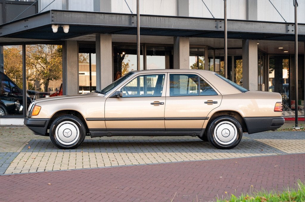 Mercedes-Benz 200-serie 230 E (W124) (bj 1987), Auto's, Oldtimers, Stof, Zwart, Overige kleuren, 132 pk