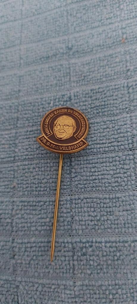 Vintage Speldje Dr. G.M.J. Veldkamp Minister Sociale Zaken, Verzamelen, Speldjes, Pins en Buttons, Ophalen of Verzenden, Gebruikt