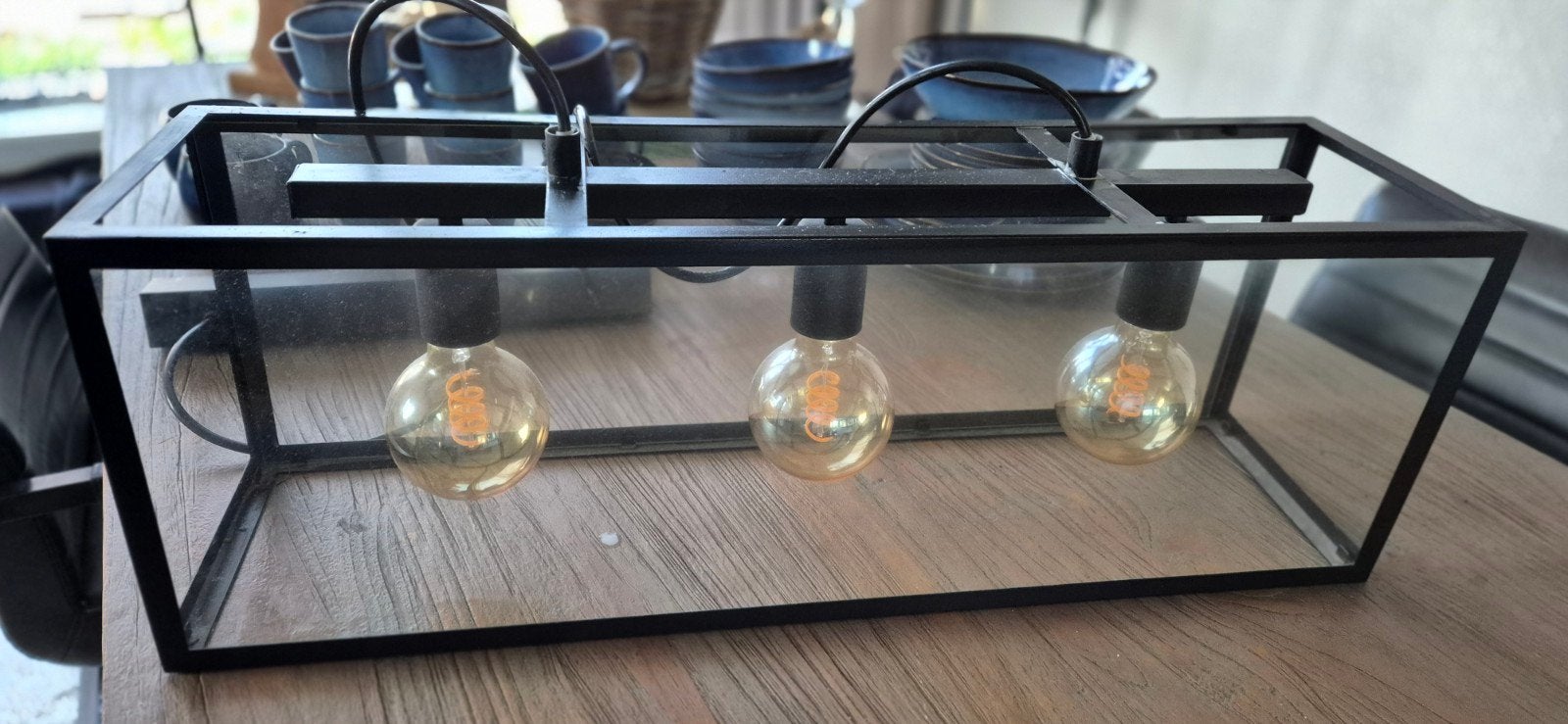 Zwarte metalen rechthoekige lamp met Google lampen, Ophalen