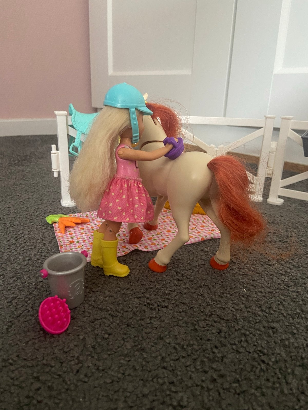 Barbie paardenset met poppen en accessoires (gebruikt), Ophalen, Gebruikt, Barbie